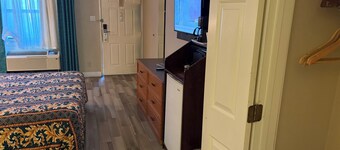 Charming Non-Smoking King Bedroom in Lovely Houston with AC