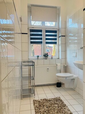 Towels, soap, toilet paper - Freshly renovated vacation apartment near Lake Goitzsche in Bitterfeld-Wolfen (Bitterfeld-Wolfen)