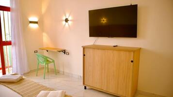 Quarto casal luxo, sacada, vista para a montanha | Escrivaninha, espaço de trabalho para notebook, Wi-Fi de cortesia