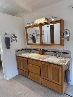 Shower, towels, soap, shampoo - Carlsbad Beachside Rental – 3 Bed / 2 Bath (Carlsbad)