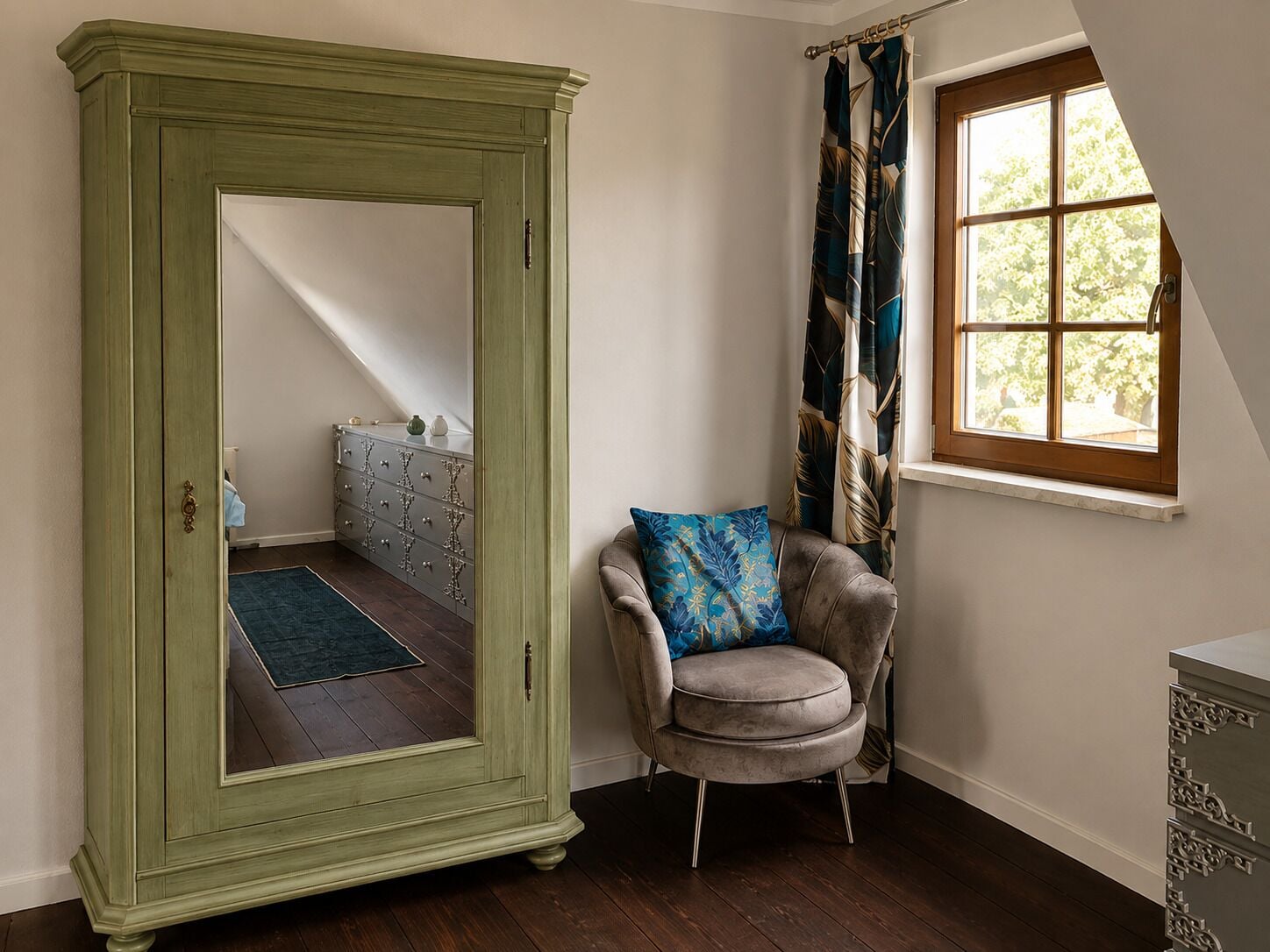 Una habitación con un armario grande, una silla con cojín estampado, una ventana con cortinas y un aparador.