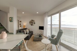 TV - Apartamento Onda da Nazaré - Beachfront Retreat (Nazaré)