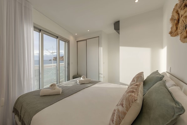 3 bedrooms, Internet, bed sheets - Apartamento Onda da Nazaré - Beachfront Retreat (Nazaré)