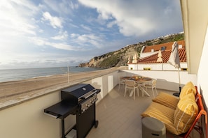 Outdoor dining - Apartamento Onda da Nazaré - Beachfront Retreat (Nazaré)