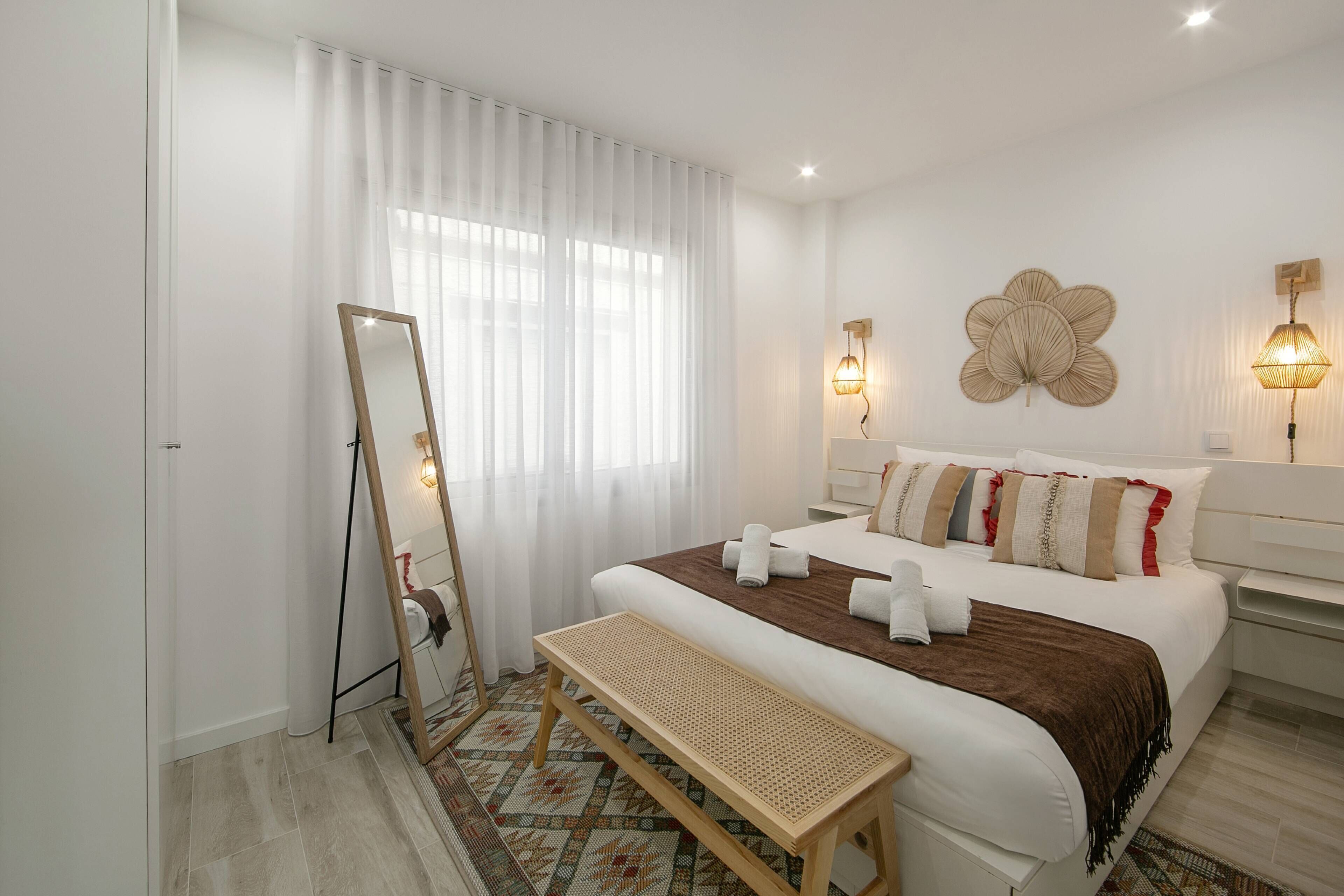 2 quartos, ferros/tábuas de passar roupa, roupa de cama