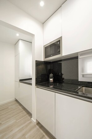 Kühlschrank, Mikrowelle, Ofen, Herdplatte