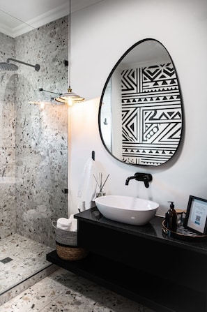 Hair dryer, towels, soap, toilet paper - The Onyx Stellenbosch (Stellenbosch)