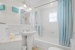 Secadora de cabello, toallas, papel de baño 