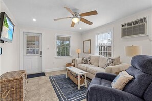 Smart TV, books - The Bungalow 1 Bed / 1 Bath Duplex Near Vanderbilt Beach (Naples)