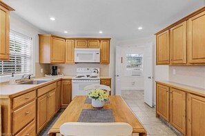 Fridge, microwave, oven, stovetop - The Bungalow 1 Bed / 1 Bath Duplex Near Vanderbilt Beach (Naples)