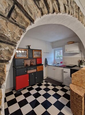 Fridge, microwave, cookware/dishes/utensils - Le Gîte d'Alfred - GORGES DU TARN CAUSSES (GORGES DU TARN CAUSSES)
