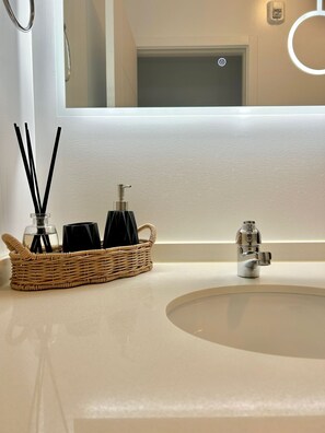 Toallas, jabón y papel higiénico