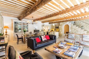 TV, fireplace, ping pong - L'Eclat de Maubec: Holiday in Provence (Maubec)