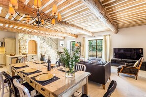 Dining - L'Eclat de Maubec: Holiday in Provence (Maubec)