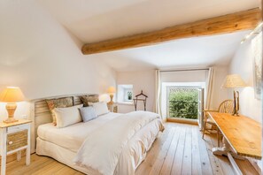 Tabla de planchar con plancha, wifi y ropa de cama 
