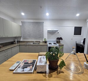Private kitchen - Swim, Fish, Play - Appleton Beach Stay, Waiotahi Beach, Opotiki (Waiotahe)