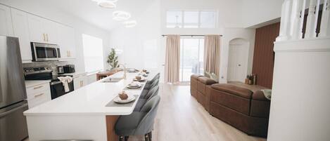 Fridge, oven, stovetop, dishwasher