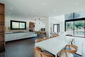 Dining - Villa 'Maures' with Shared Pool, Wi-Fi and Air Conditioning (Grimaud)