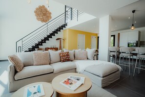 TV - Villa 'Maures' with Shared Pool, Wi-Fi and Air Conditioning (Grimaud)