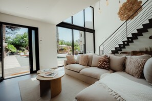 TV - Villa 'Maures' with Shared Pool, Wi-Fi and Air Conditioning (Grimaud)