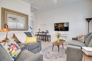 TV - Dogs Welcome, Steps to Ocean: Cocoa Beach Getaway (Cocoa Beach)