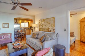 Living area - Right On The Beach & Just Steps to the Sand! A/C (Wailuku)