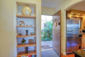 Interior - Right On The Beach & Just Steps to the Sand! A/C (Wailuku)
