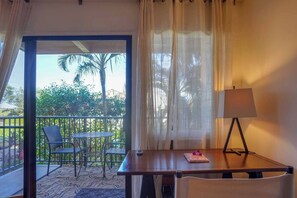 Interior - Right On The Beach & Just Steps to the Sand! A/C (Wailuku)