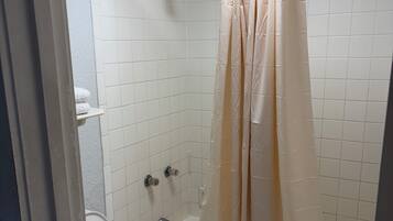 Toallas, jabón, papel de baño