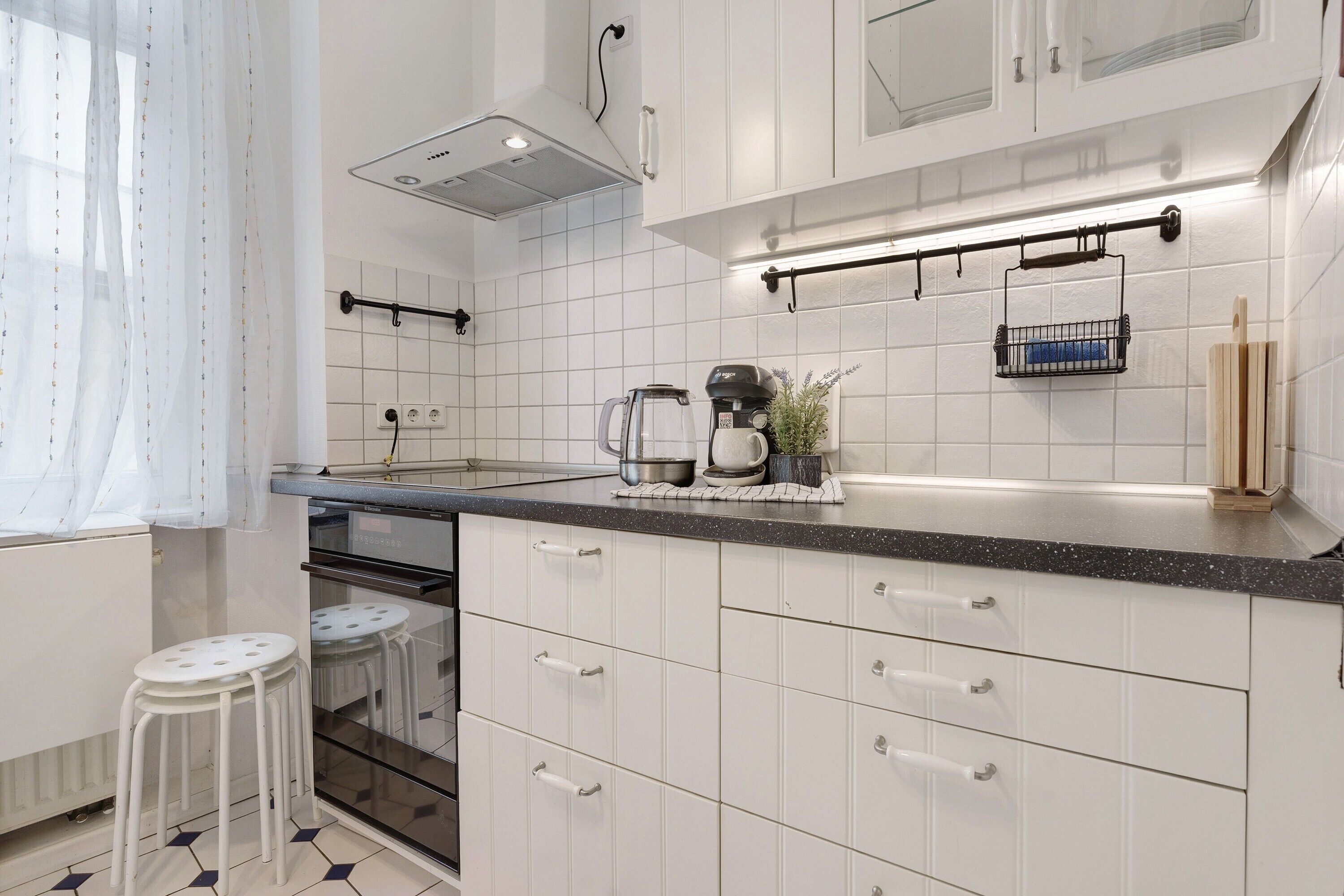 Frigorifero, forno, piano cottura, lavastoviglie