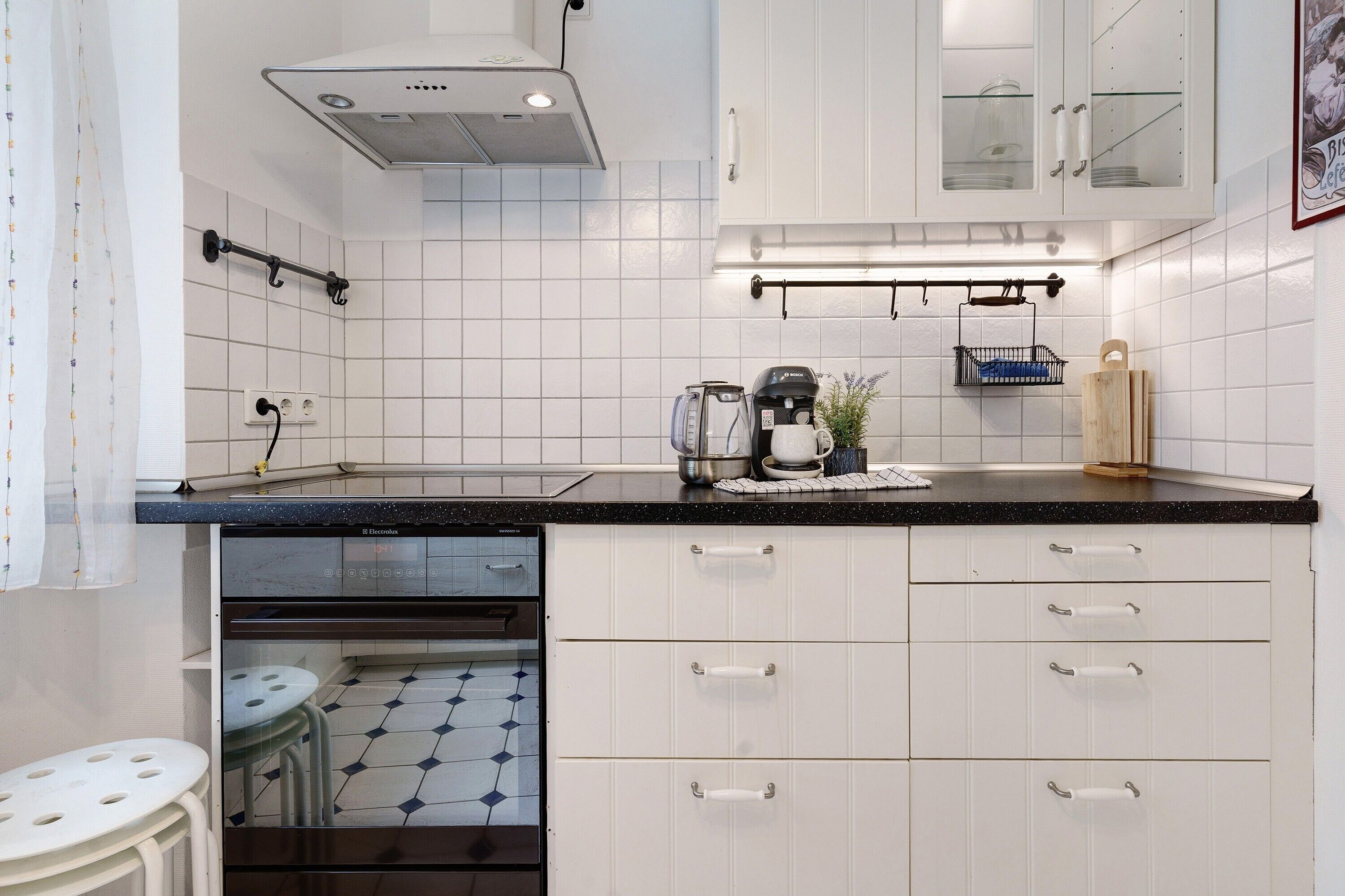 Een koelkast, een oven, een kookplaat, een vaatwasser