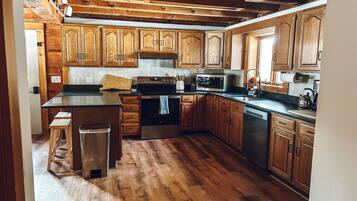 Four à micro-ondes, un four, surface de cuisson, lave-vaisselle