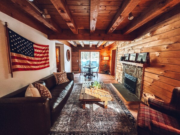 Televisión y chimenea 