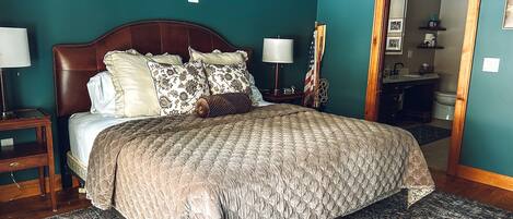 4 bedrooms, iron/ironing board, WiFi, bed sheets