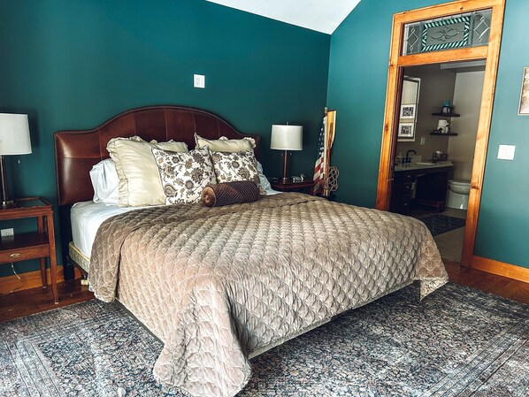 4 bedrooms, iron/ironing board, WiFi, bed sheets