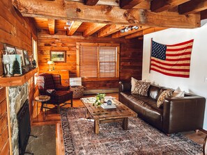 Televisión y chimenea 