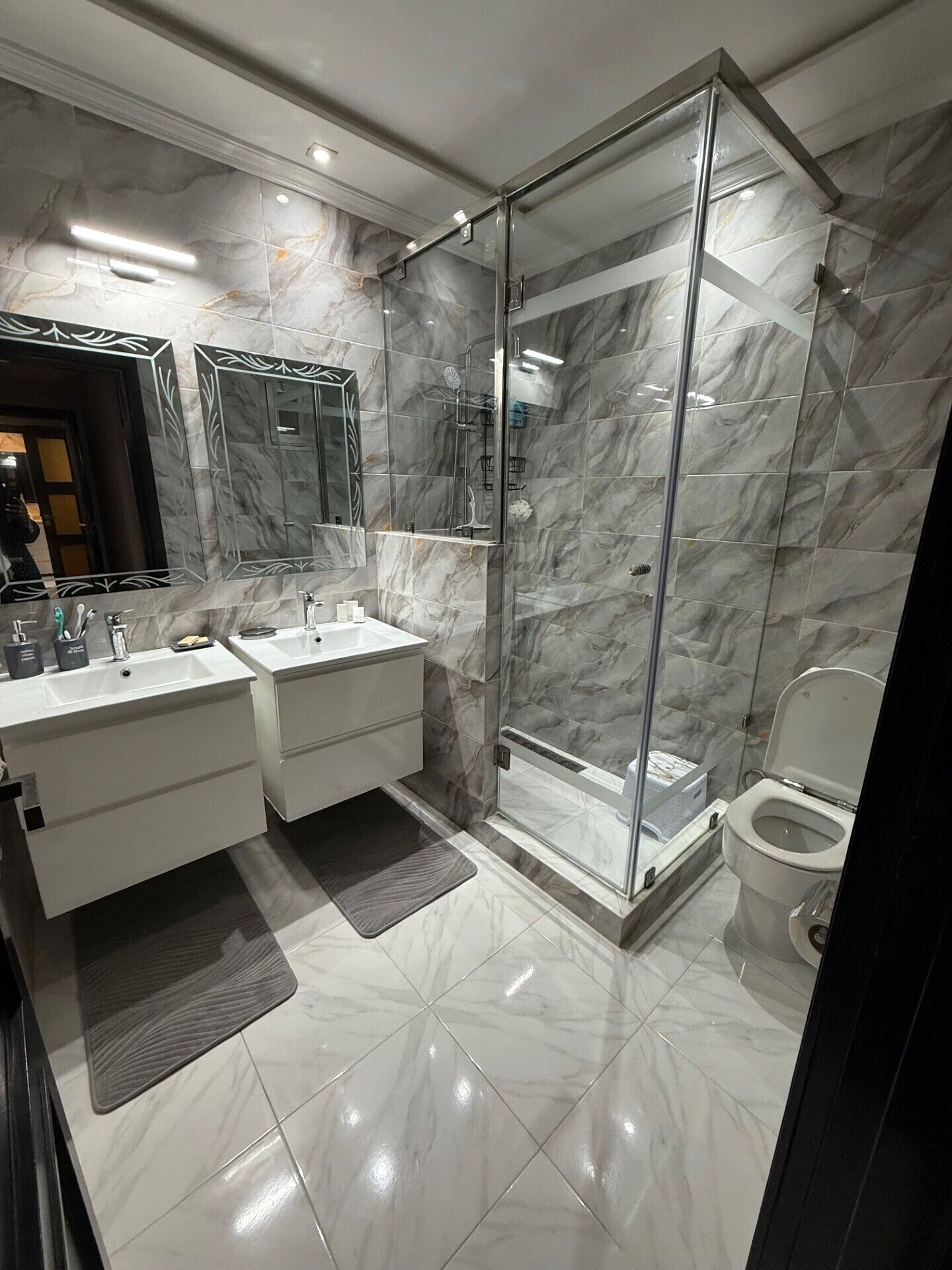 Douche, sèche-cheveux, bidet, serviettes fournies