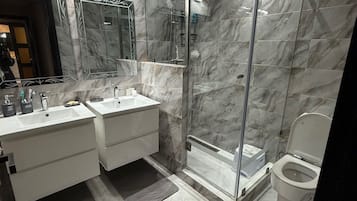 Douche, sèche-cheveux, bidet, serviettes fournies