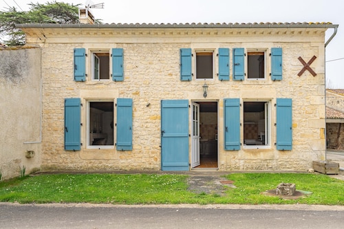 Holiday Home 'La Maison Charentaise' with Private Terrace and Wi-Fi