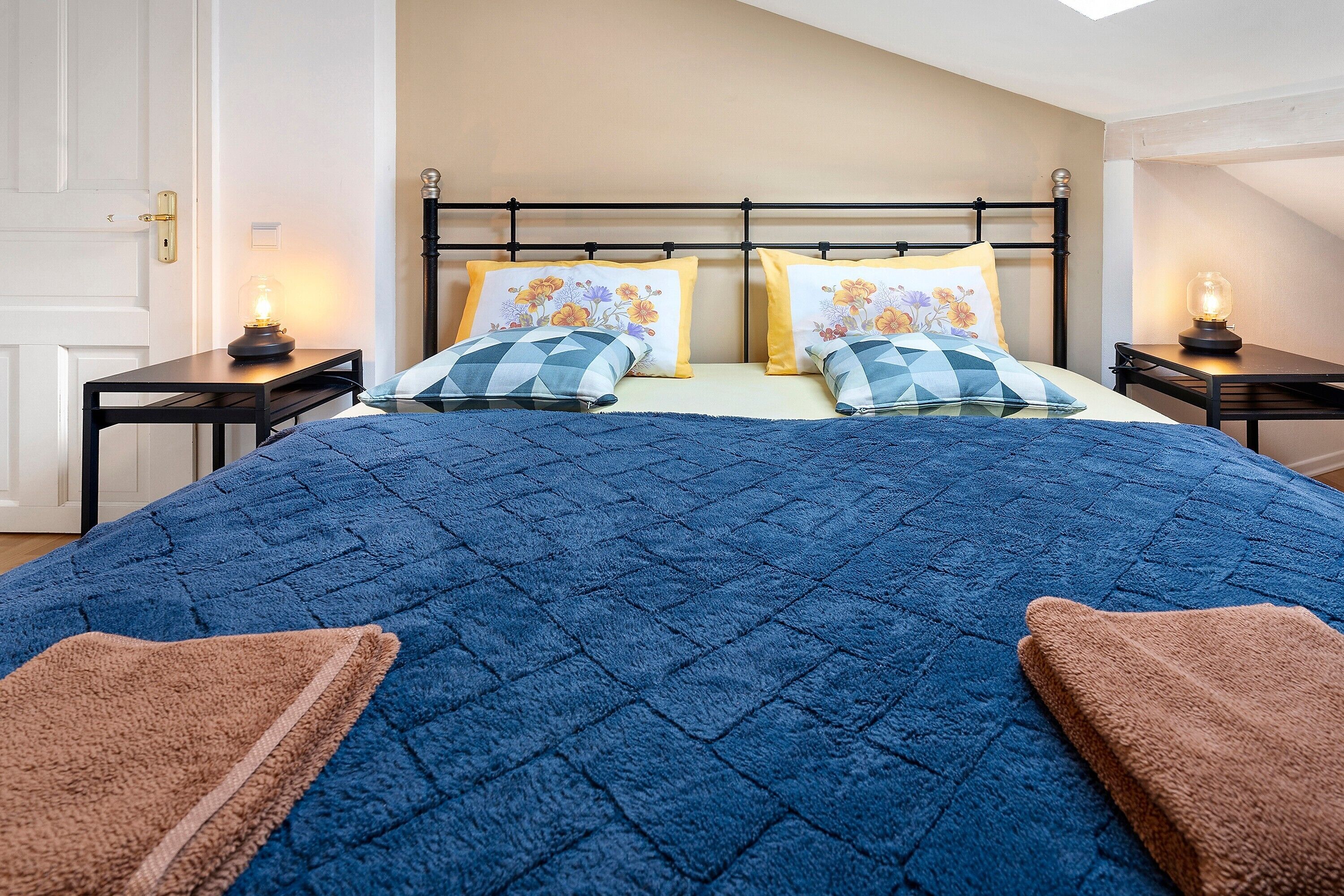 Een strijkplank/strijkijzer, wifi, beddengoed