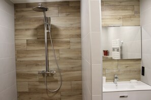 Douche, sèche-cheveux