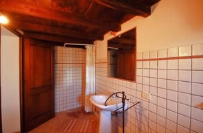 Haartrockner, Handtücher, Seife, Toilettenpapier