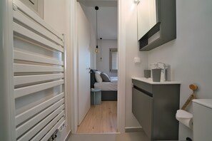Tabla de planchar con plancha, wifi y ropa de cama 