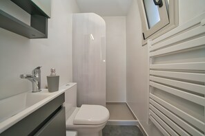 A compact bathroom with a toilet, sink, and shower. - Heli View Apartment with Sea View, Wi-Fi and Air Conditioning (Ermionida)