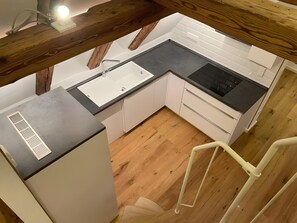 Een koelkast, een oven, een kookplaat, een vaatwasser