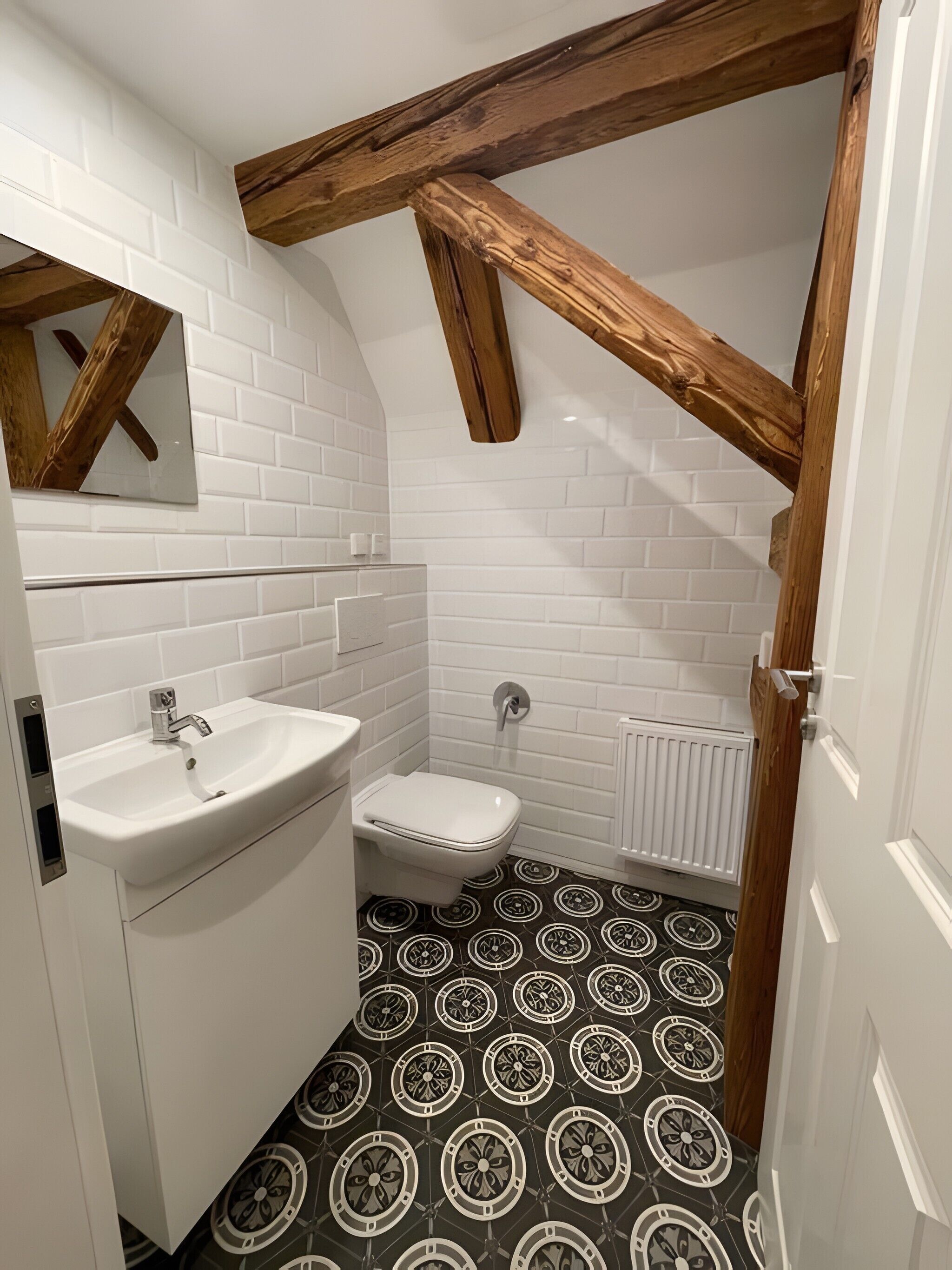 Douche, sèche-cheveux, serviettes fournies