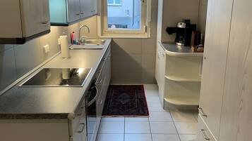 Four, lave-vaisselle, cafetiĂšre/bouilloire, grille-pain