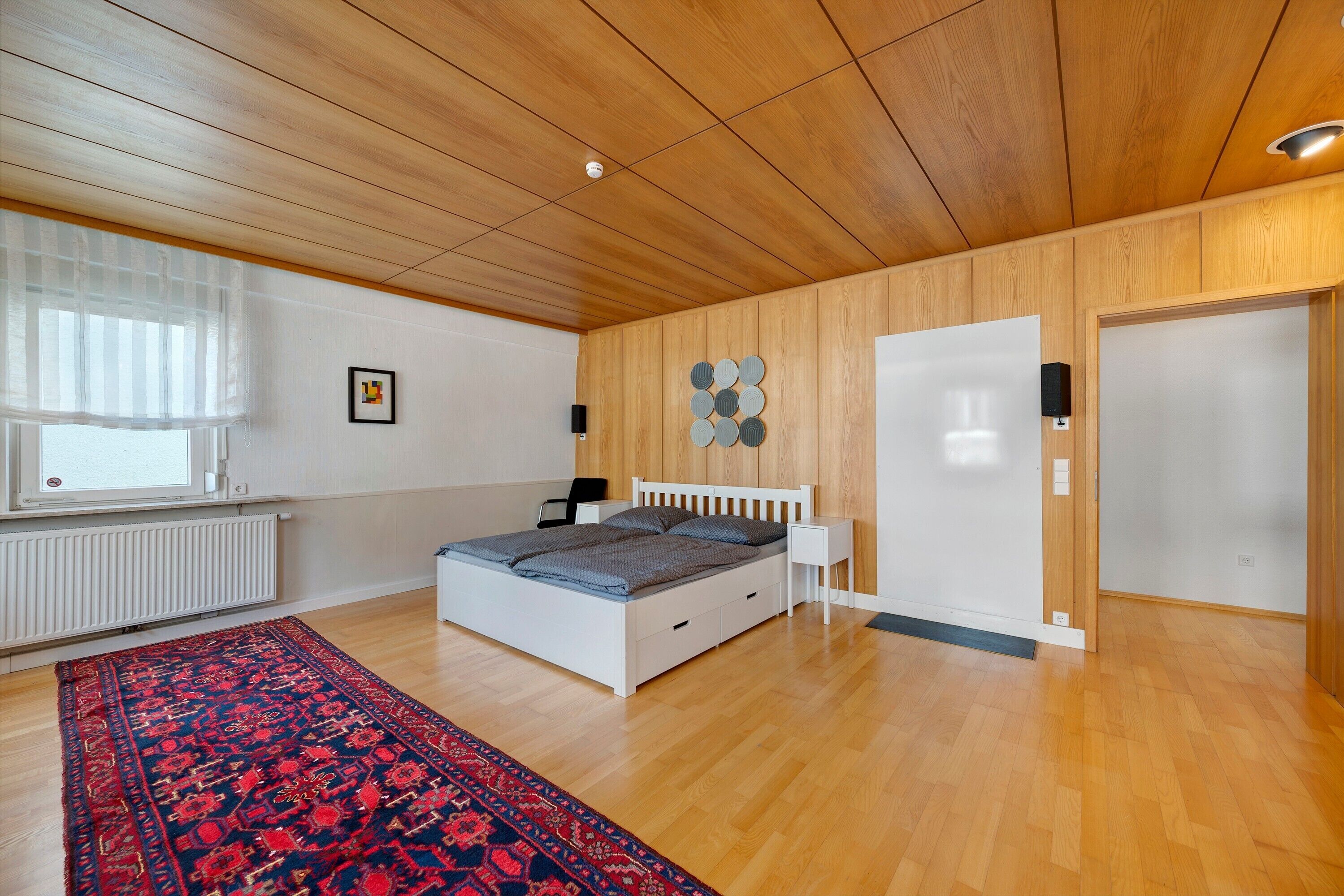 Tabla de planchar con plancha, wifi y ropa de cama 