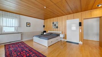 Tabla de planchar con plancha, wifi y ropa de cama