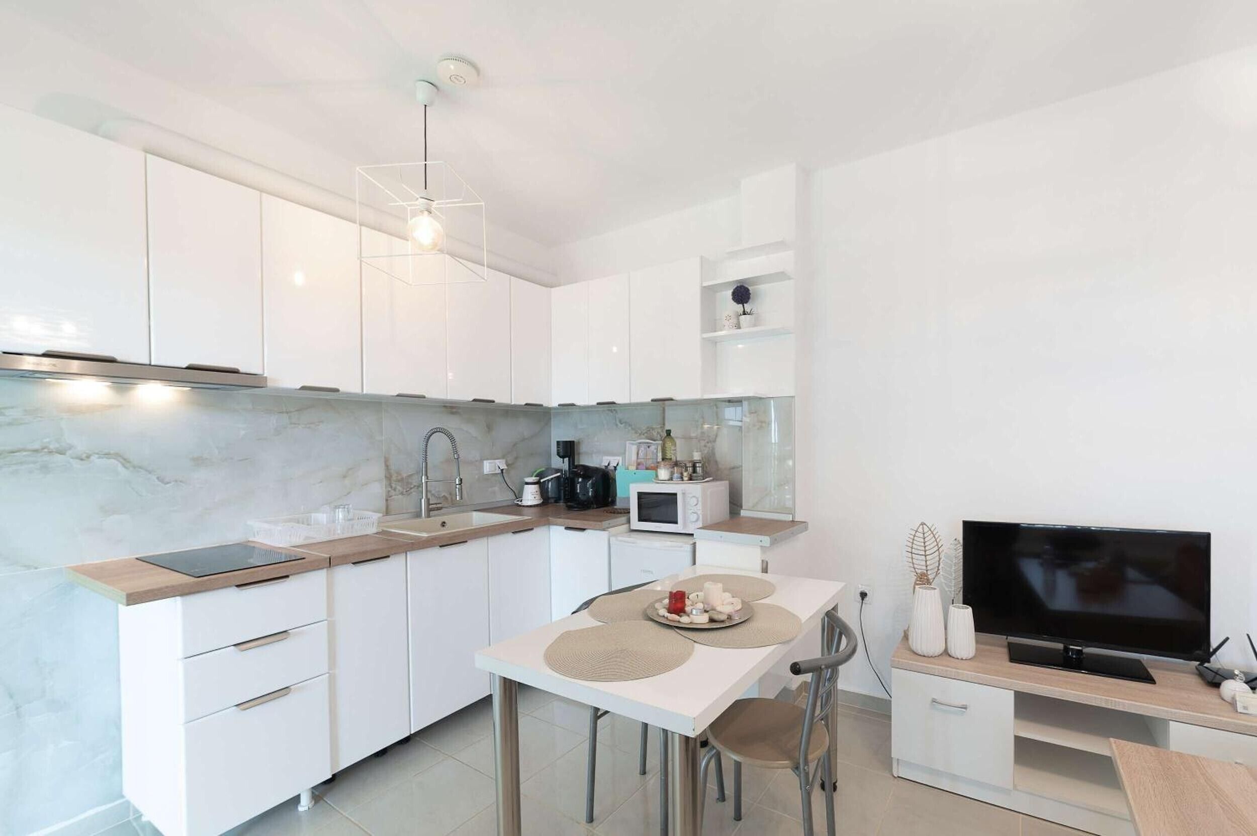 Kylskåp, mikrovågsugn, spishäll och kaffe- och tebryggare